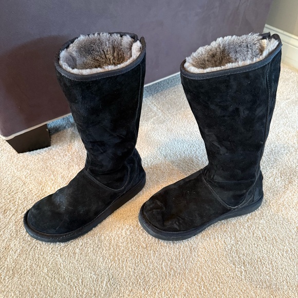 Size 9 UGG Black Winter Suede Boots with Gray Lining - Picture 4 of 8